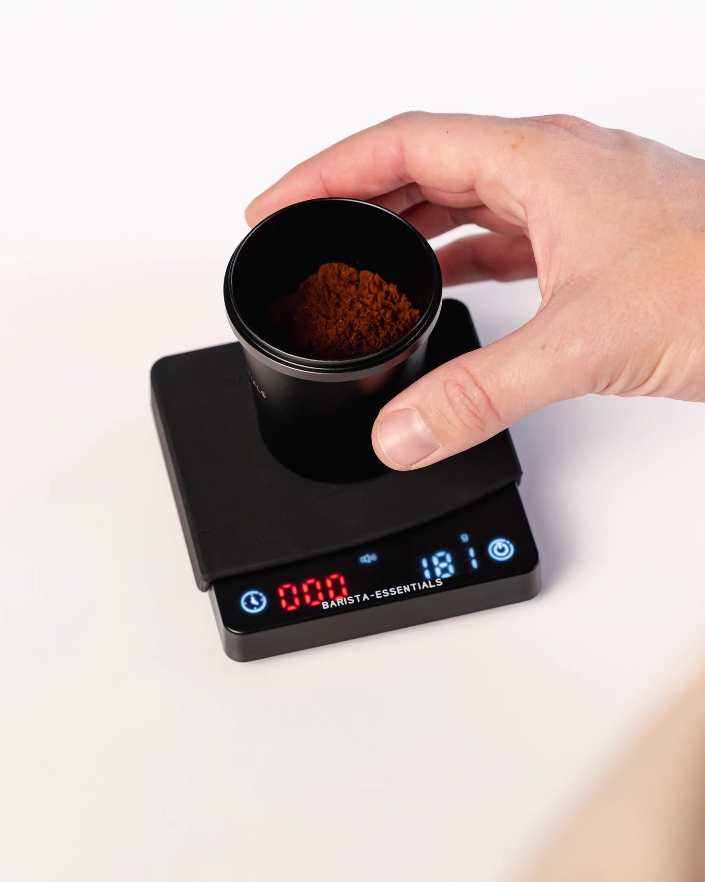 Koffie weegschaal mini van Barista-Essentials met doseerbeker op de weegschaal