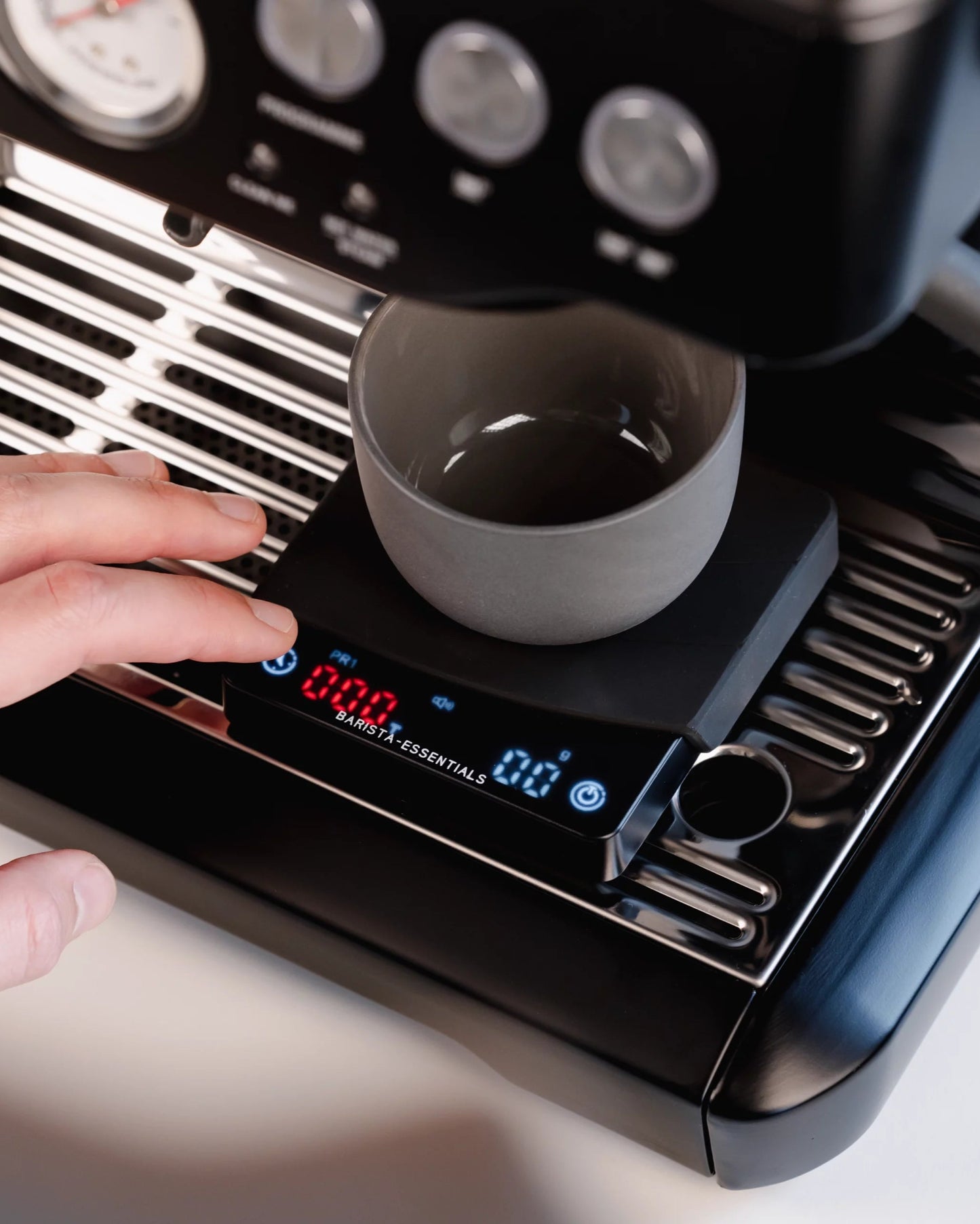 Koffie weegschaal mini van Barista-Essentials op Sage Barista Express met cappuccino kopjes