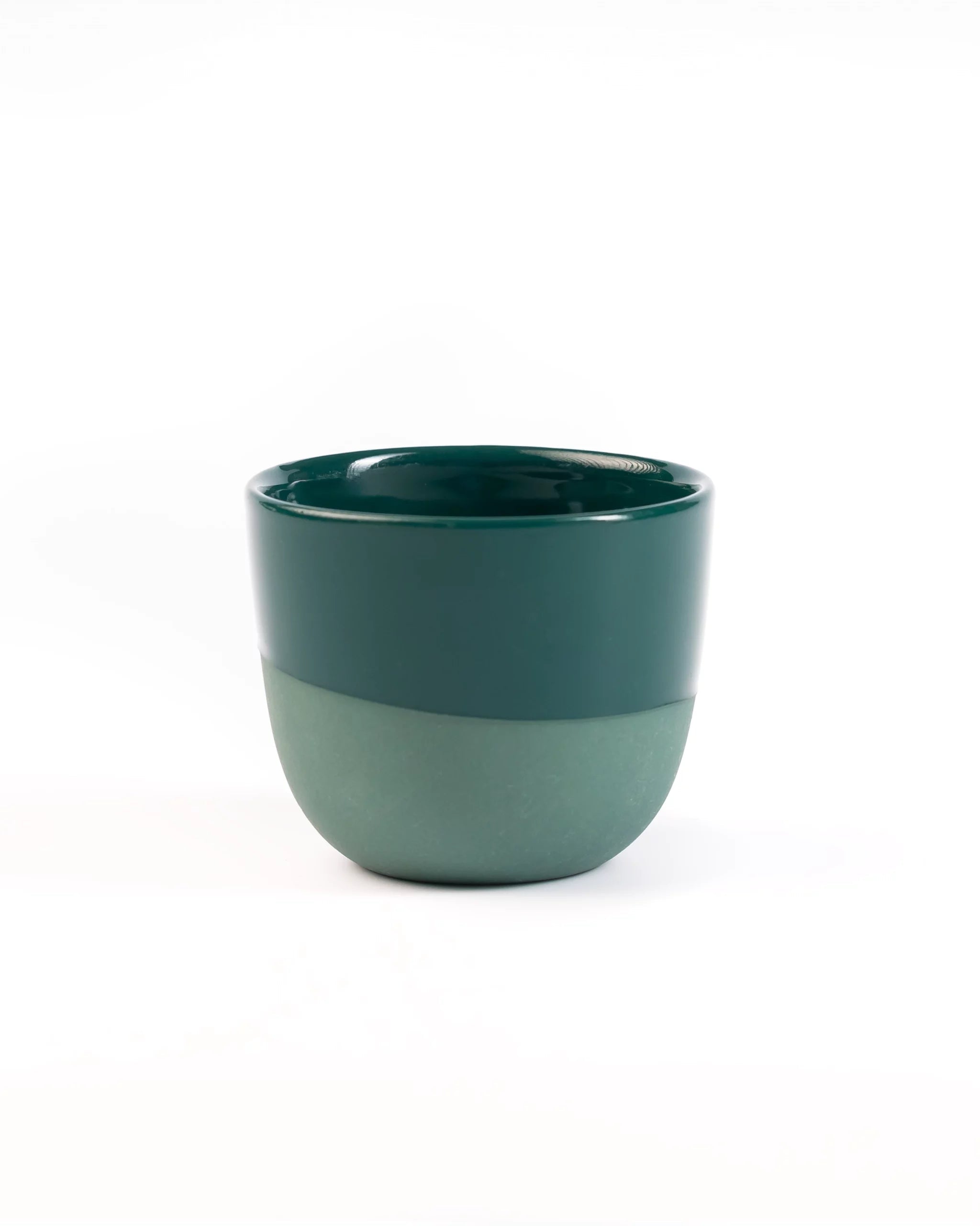 Espresso kopje van Barista-Essentials in blauw-groene kleur, gemaakt van porselein, op witte achtergrond
