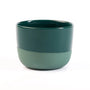 Latte kopje van Barista-Essentials in blauw-groene kleur, gemaakt van porselein, op witte achtergrond
