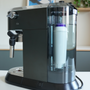 Delonghi waterfilter in het waterreservoir van een Delonghi Dedica